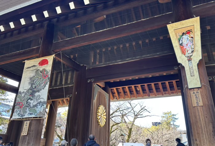 九段下　靖国神社　初詣　神門の江戸大凧と大羽子板