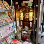 麻生十番　かえるの本屋さん（崇文堂書店）　井戸のかえる神社