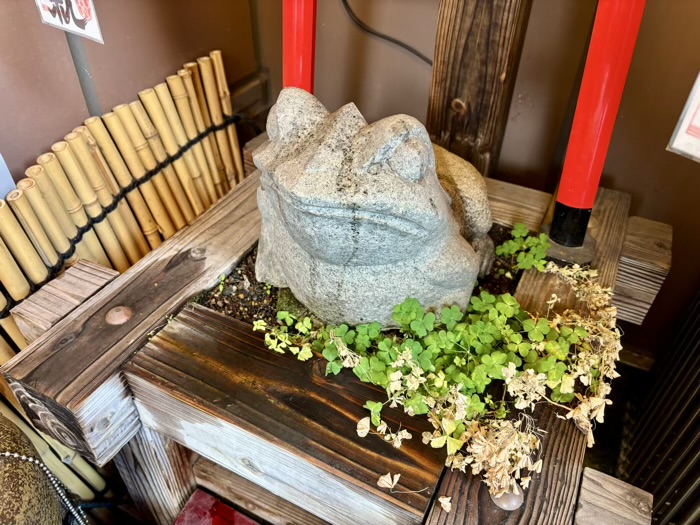 麻生十番　かえるの本屋さん（崇文堂書店）　井戸のかえる神社