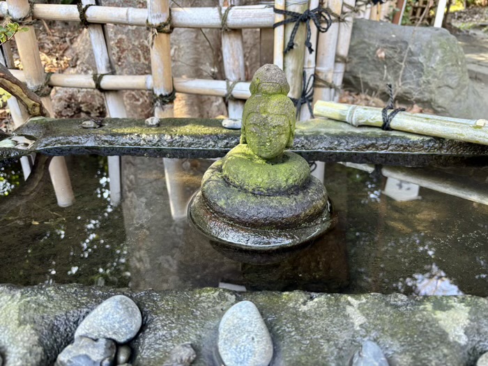 平塚　前鳥神社　旧手水鉢（宇賀神）