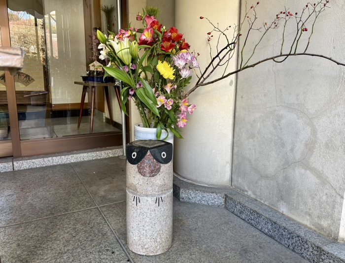 上野　五條天神社　社務所出入口のところにいる鷽鳥