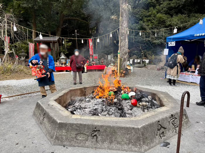 旭区　白根不動尊　開運だるま市　お焚き上げ