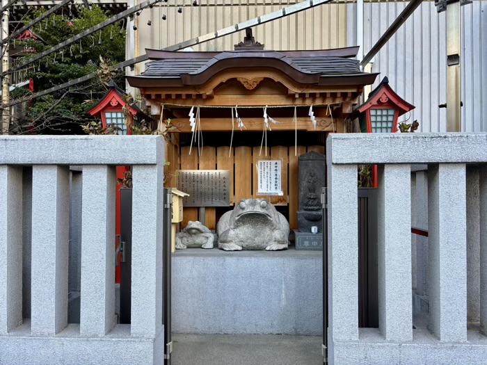 麻布十番　十番稲荷神社　かえるさまの石像