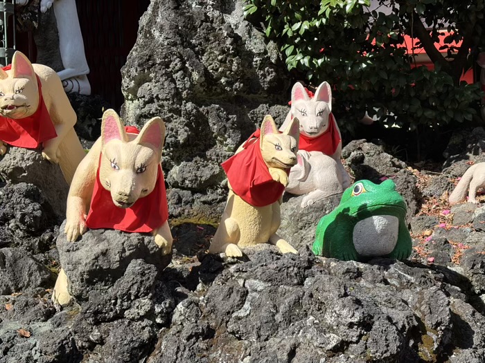 川崎市　京濱伏見稲荷神社　ラッキー・カエル