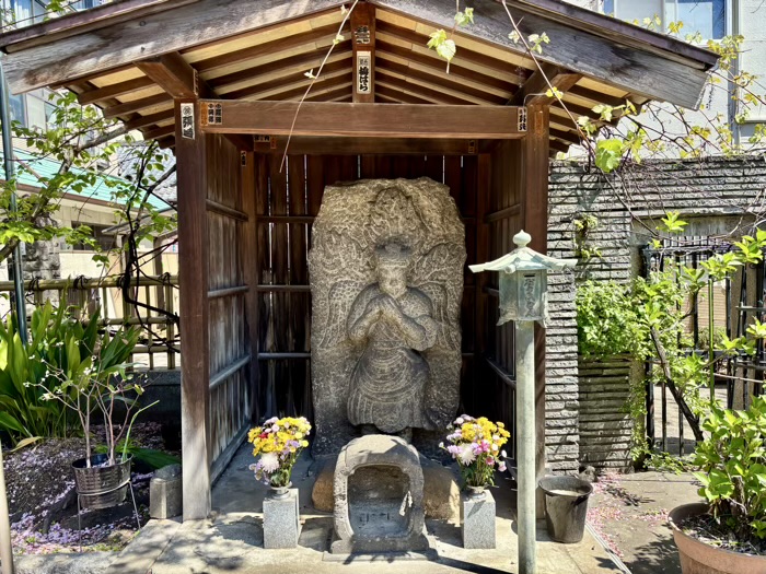 江東区　本誓寺　石造迦楼羅立像