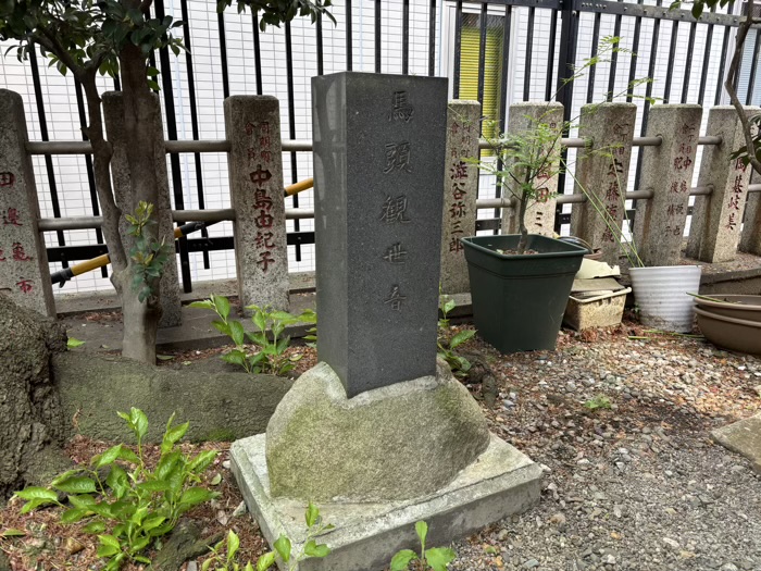 港区　三田春日神社　馬頭観音の石碑