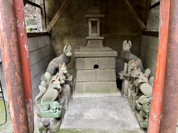 三田 御田八幡神社 石祠(稲荷社)