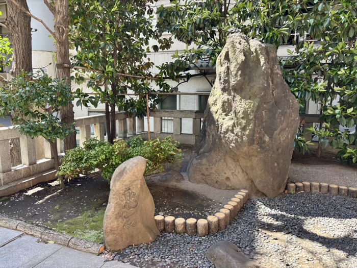 日本橋　兜神社　兜岩