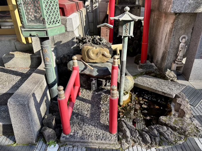 小伝馬町　大安楽寺　霊石（撫で石）