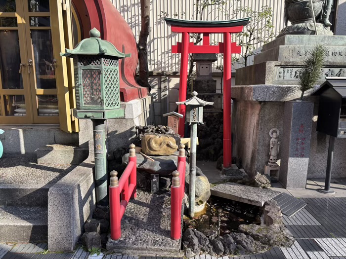 小伝馬町　大安楽寺　宝安稲荷大明神と霊石（撫で石）