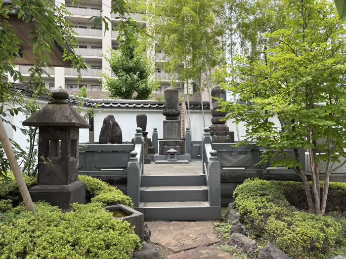 足立区 浄土宗 稲荷山 勝林院 源長寺 石燈籠と心静法尼のお墓