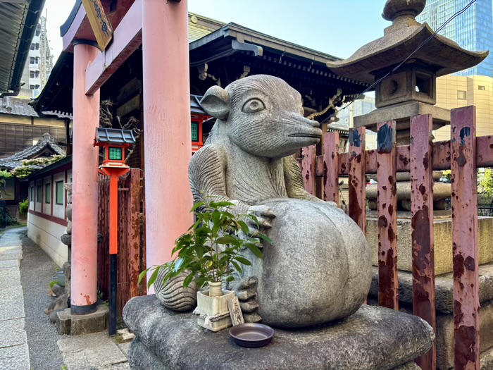 千代田区 柳森神社 たぬき像