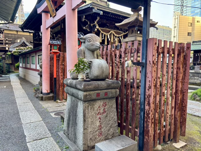 千代田区 柳森神社 たぬき像