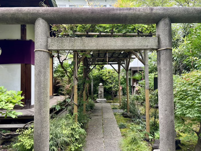 新川　於岩稲荷田宮神社