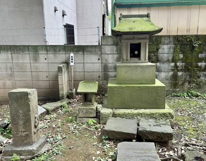 世田谷 駒留八幡神社 女塚社と庚申塔